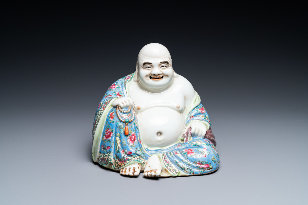 Une figure de Bouddha en porcelaine de Chine famille rose, marque Xue Chang Sen Zuo, R&eacute;publique
