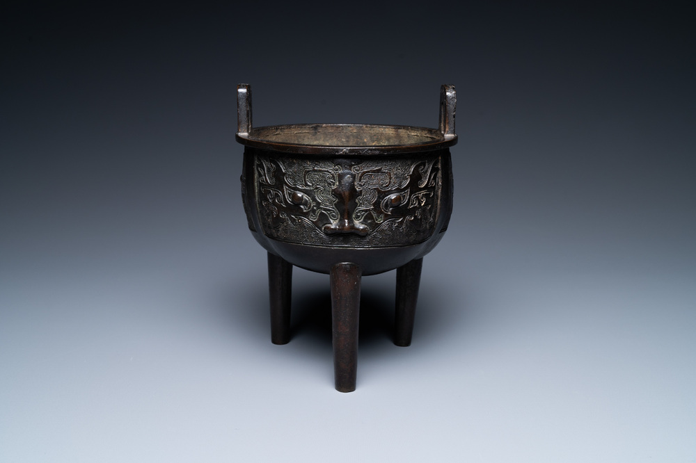 Un br&ucirc;le-parfum tripod en bronze &agrave; d&eacute;cor de masques taotie, Chine, Ming