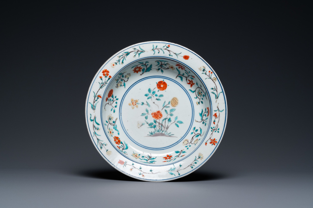 Een Japans Kakiemon bassin met floraal decor, Edo, eind 17e eeuw