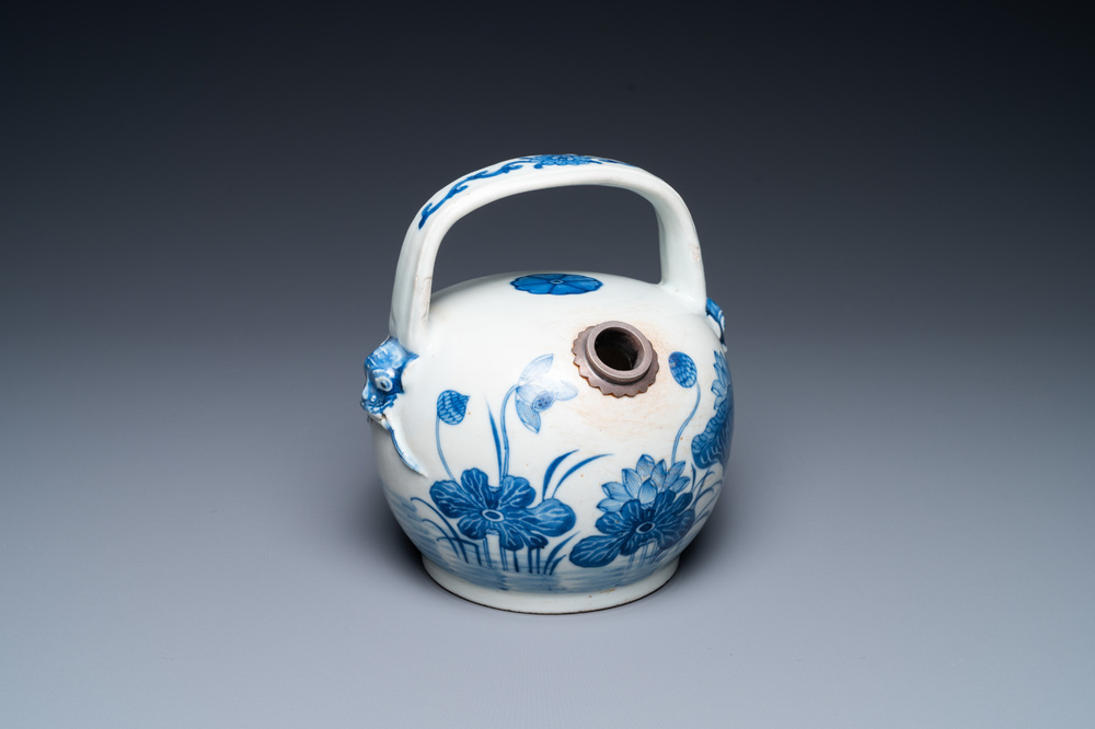 Un pot &agrave; chaux en porcelaine de Chine en bleu et blanc pour le march&eacute; thai, 19&egrave;me