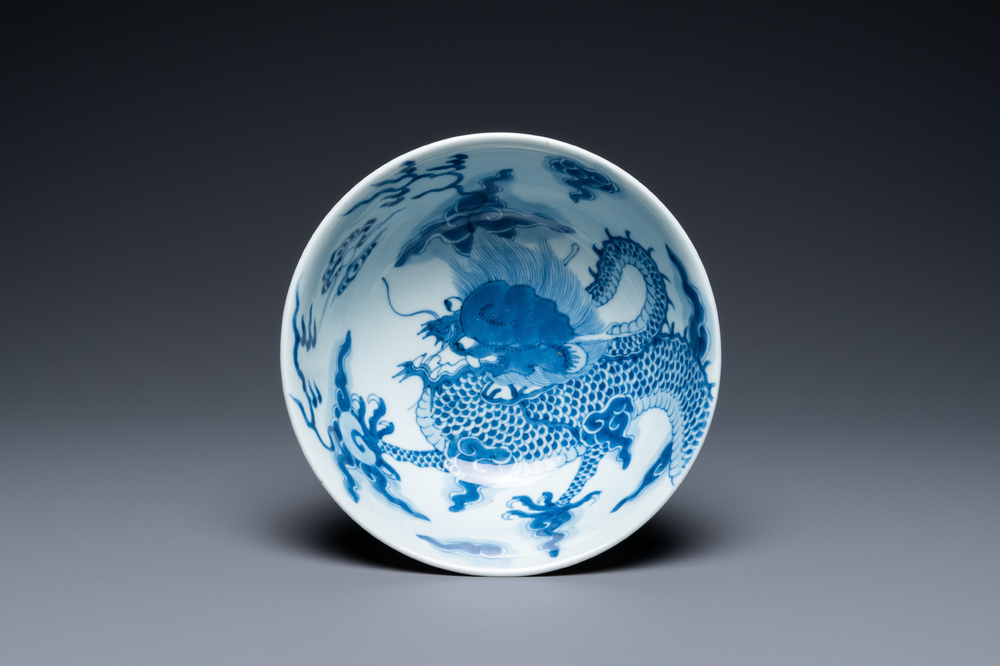 Een Chinese blauw-witte 'draken' kom, Yongzheng merk en periode