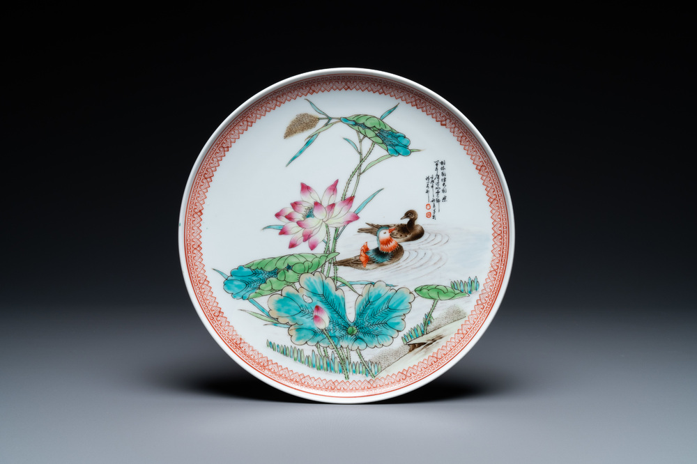 Een Chinees famille rose bord met mandarijneenden, 20e eeuw