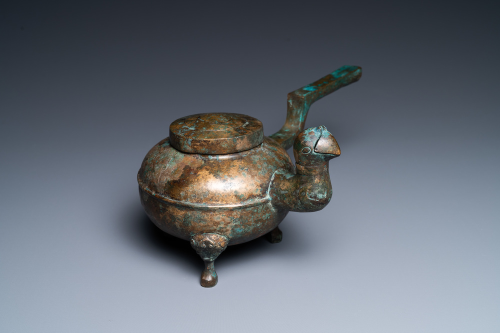 Une bouilloire tripode de type 'He' en bronze dor&eacute; au bec en forme de t&ecirc;te d'oiseau, Chine, Han