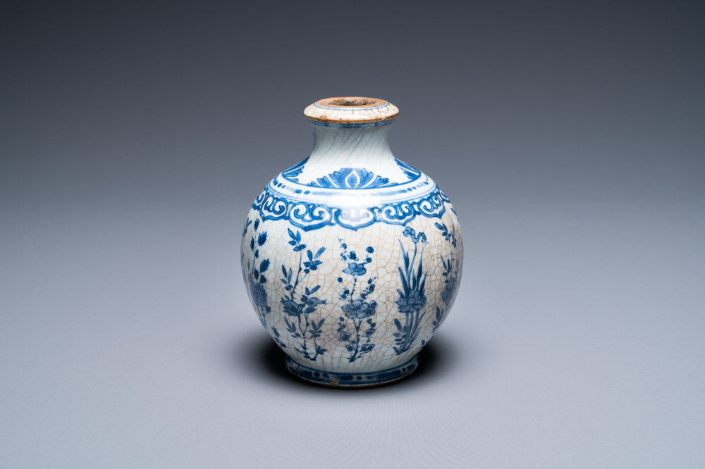 Een Chinese blauw-witte 'soft paste' basis voor een waterpijp, Kangxi