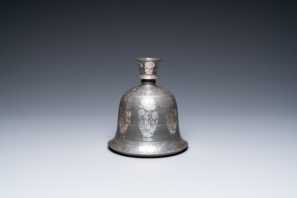 Een Indische met zilver ingelegde bidri basis voor een waterpijp, 1e helft 19e eeuw