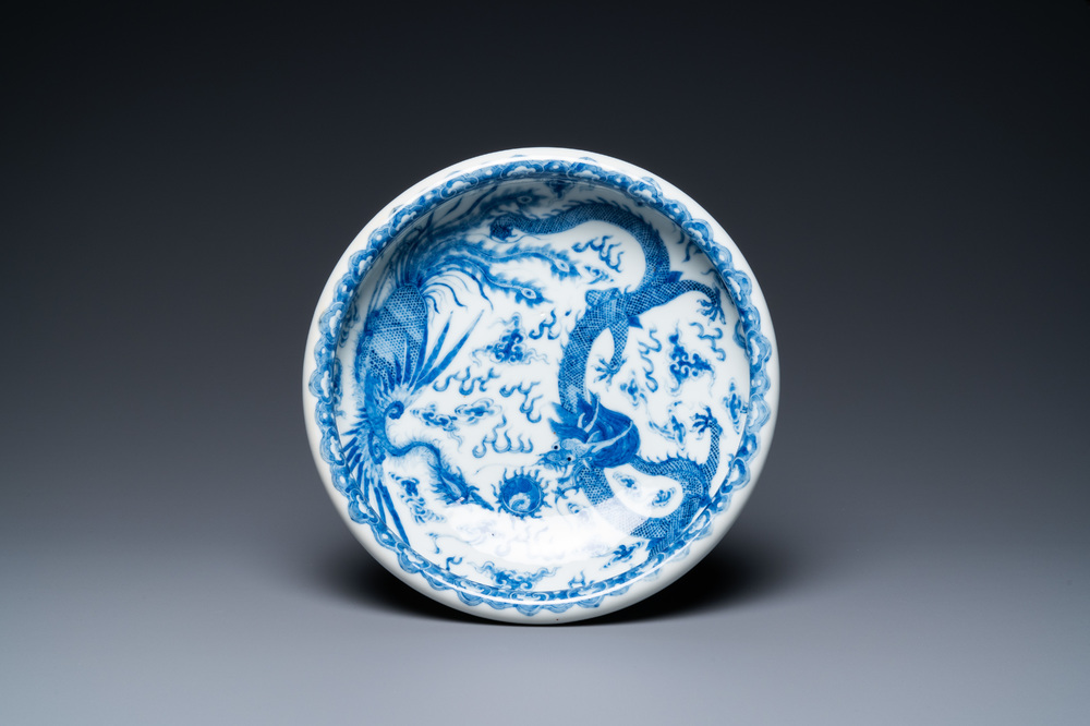 Een Chinese blauw-witte penselenwasser met een draak en een feniks, Qianlong merk, Republiek