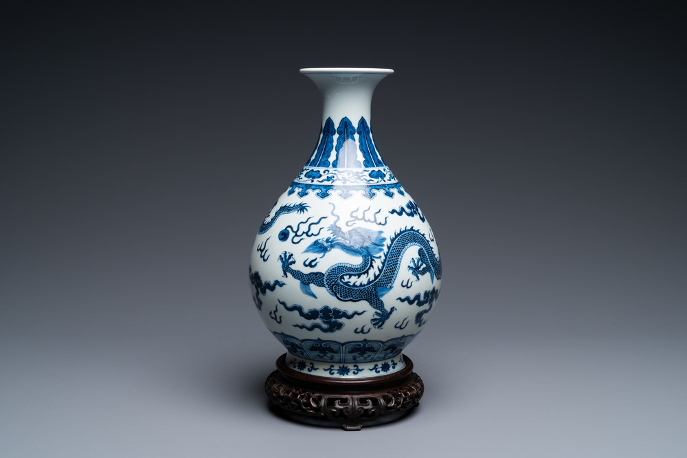 A Chinese blue and white 'yuhuchunping' 'dragon' vase on wooden stand, Qianlong mark, 19/20th C.