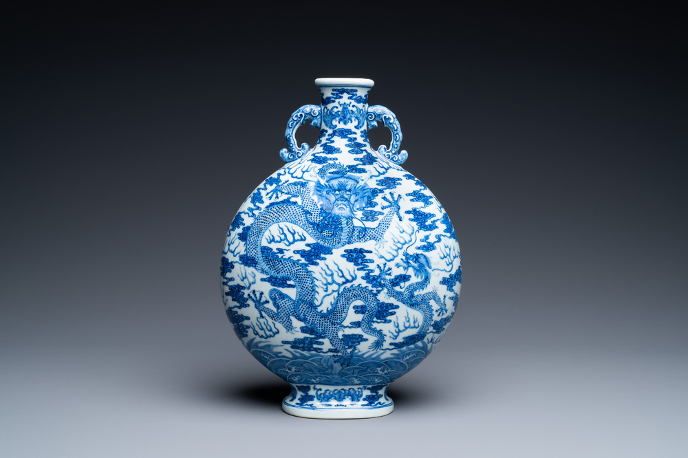 Un vase de forme 'baoyueping' en porcelaine de Chine en bleu et blanc &agrave; d&eacute;cor de dragons, R&eacute;publique
