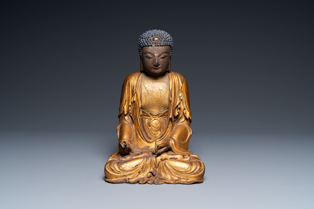 Une figure de Bouddha en bois laqu&eacute; et dor&eacute;, Chine, Ming