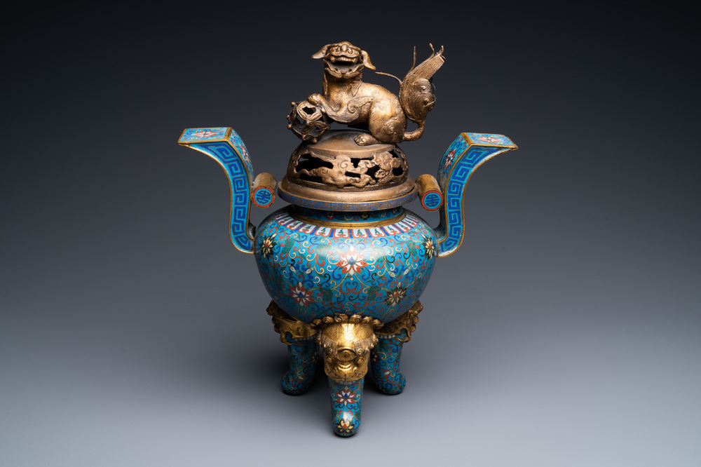Een grote Chinese driepotige cloisonn&eacute; wierookbrander met deksel, 19e eeuw
