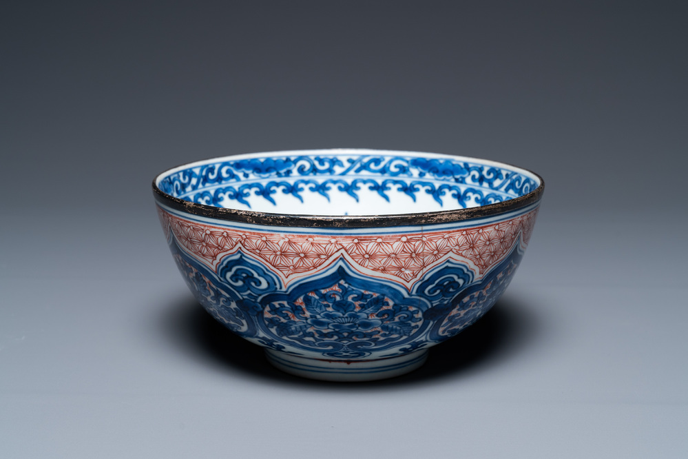 Een Chinese blauw-witte en ijzerrode kom, Kangxi merk en periode