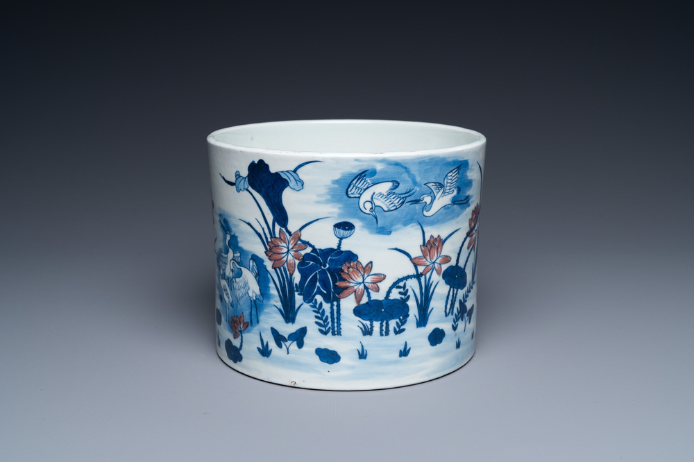 Een grote Chinese blauw-witte en koperrode penselenbeker, 19e eeuw