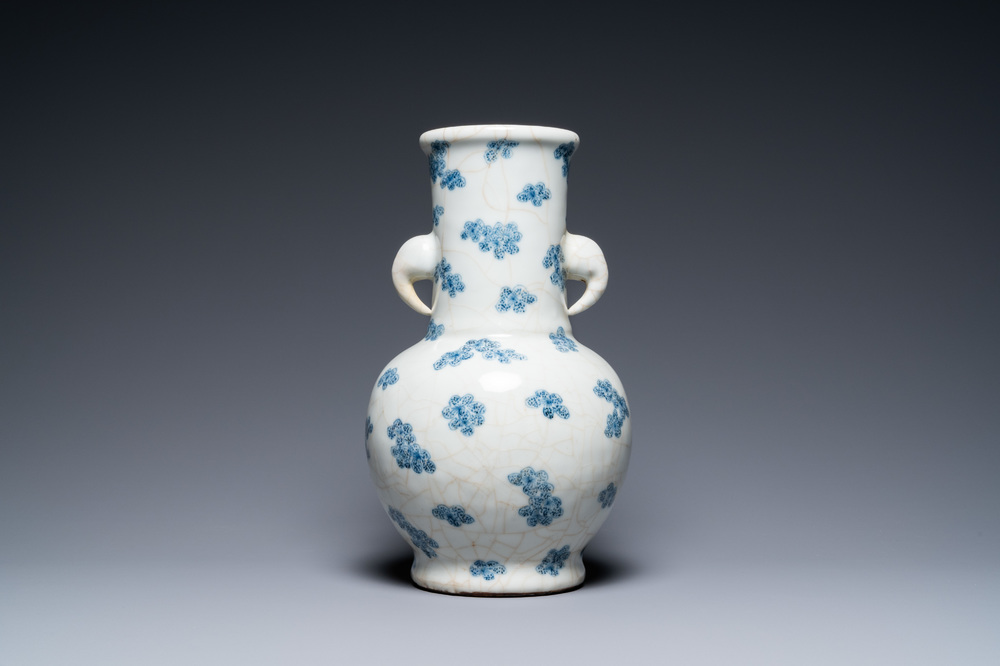 Een Chinese blauw-witte craquel&eacute; vaas met prunusbloesems, 18/19e eeuw