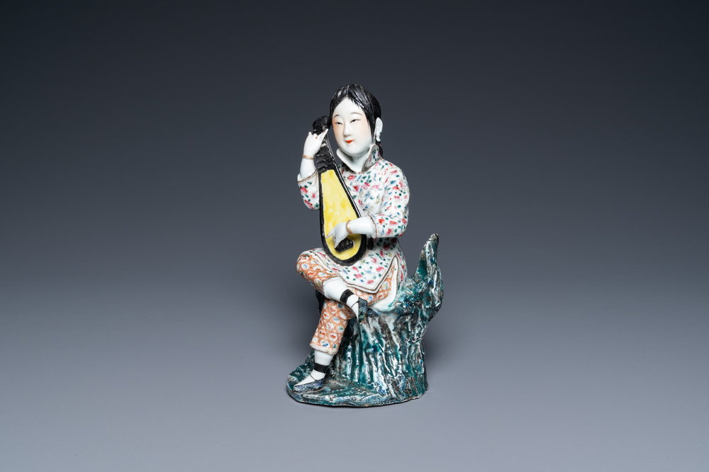 Een Chinese famille rose figuur van een muzikante, Fu Jian Hui Guan merk, Republiek