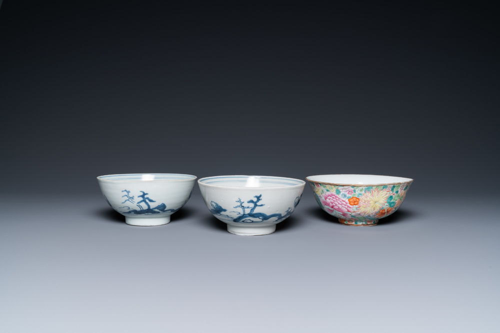 Een paar Chinese blauw-witte 'Nanking Cargo' kommen en een famille rose millefleurs kom, 18/19e eeuw