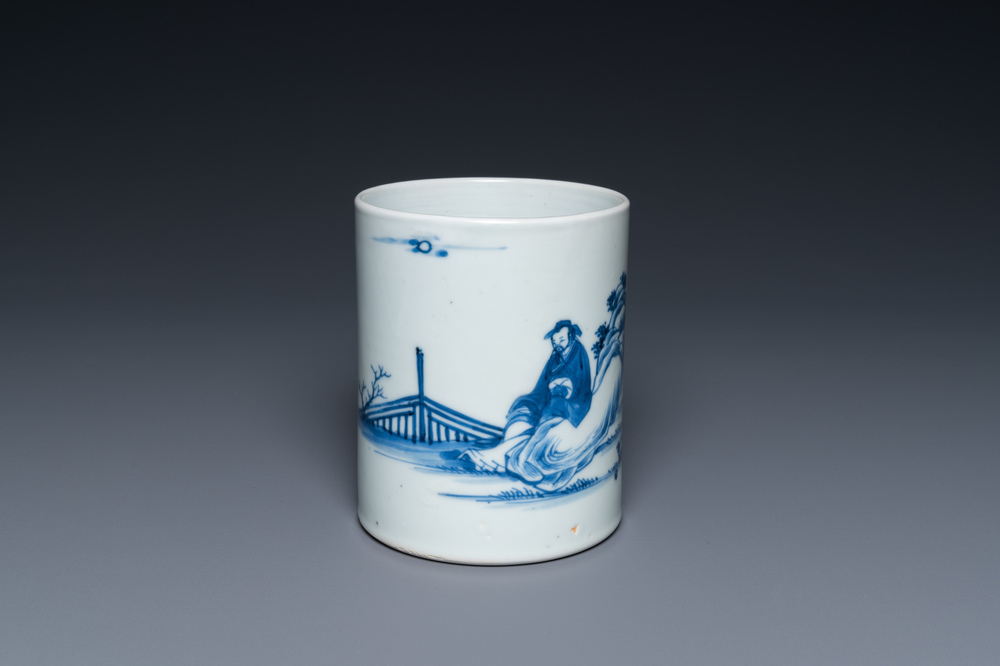 Un porte-pinceaux de type 'bitong' en porcelaine de Chine en bleu et blanc, Kangxi