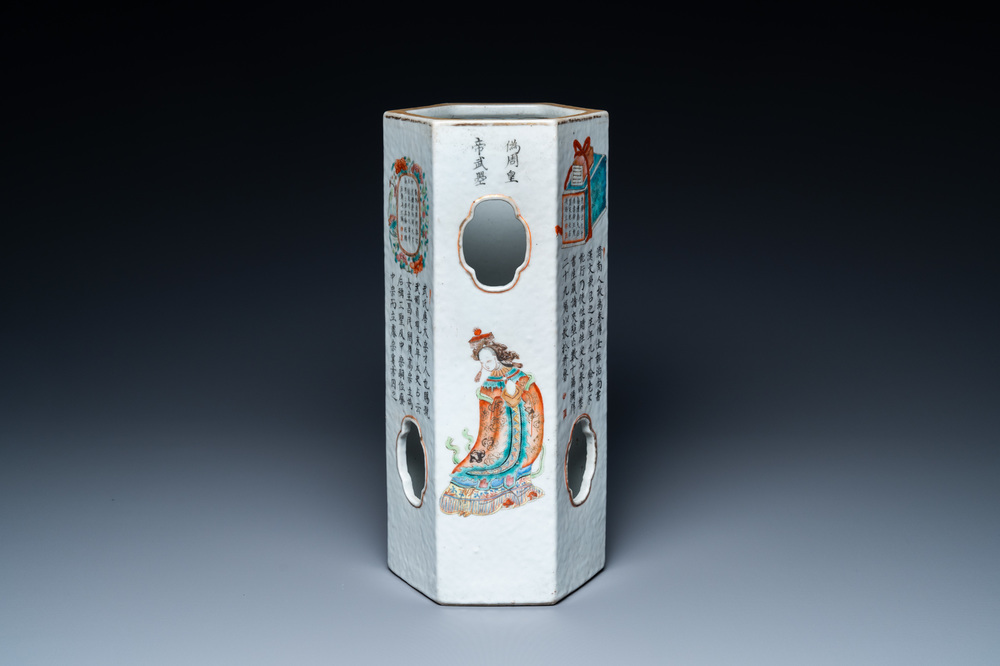 Een Chinese hexagonale famille rose 'Wu Shuang Pu' hoedensteun, Tongzhi merk en periode