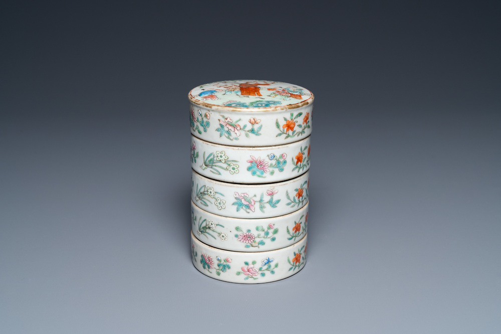 Een Chinese vijfdelige famille rose stapeldoos, Jiaqing