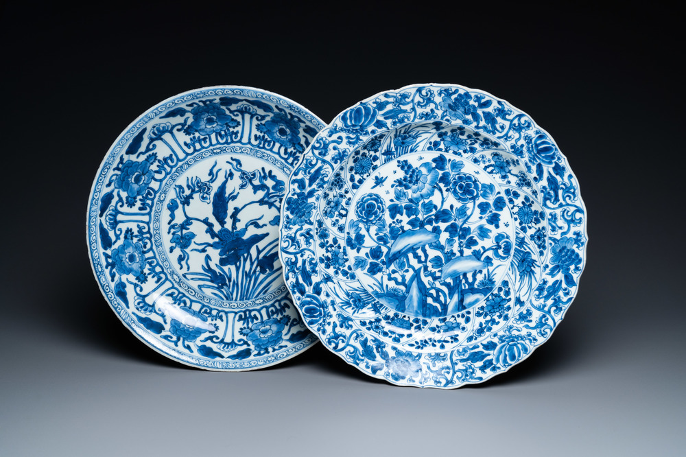 Deux plats en porcelaine de Chine en bleu et blanc &agrave; d&eacute;cor floral, Kangxi