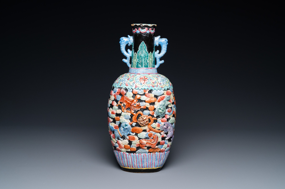 Un vase en porcelaine de Chine famille rose &agrave; d&eacute;cor en relief de lions bouddhistes, Chine, marque de Qianlong, 19&egrave;me