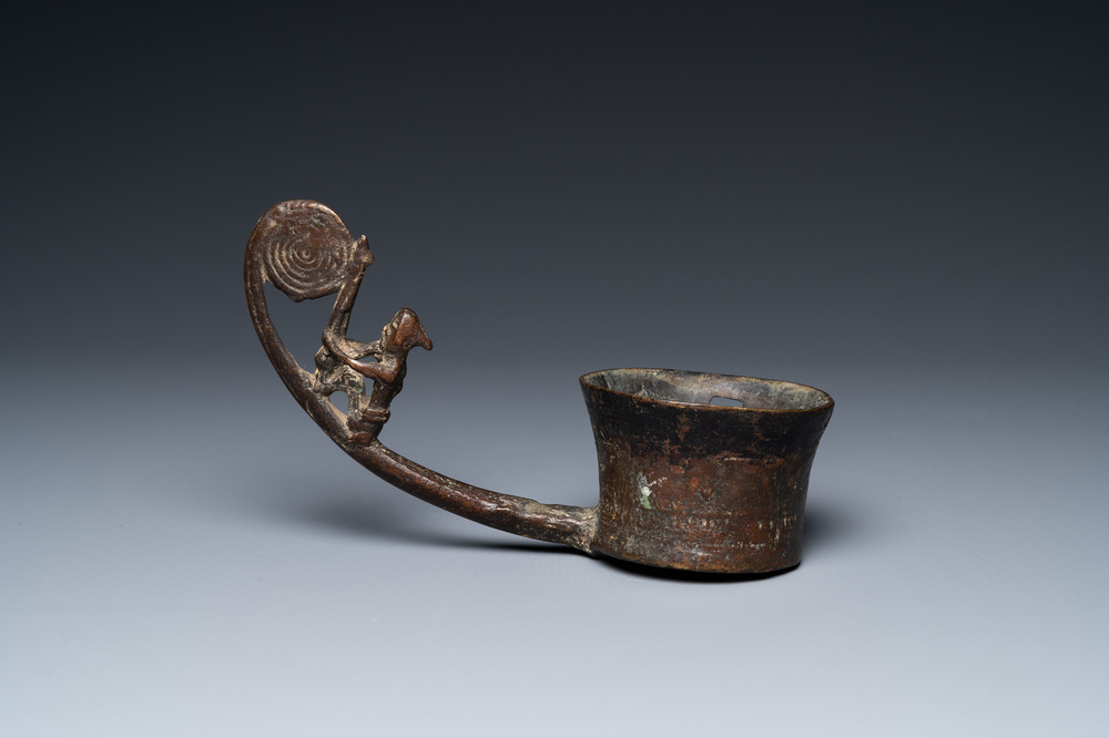 Een Vietnamese bronzen pollepel met een muzikant, Dong Son, ca. 5e/2e eeuw v.C.