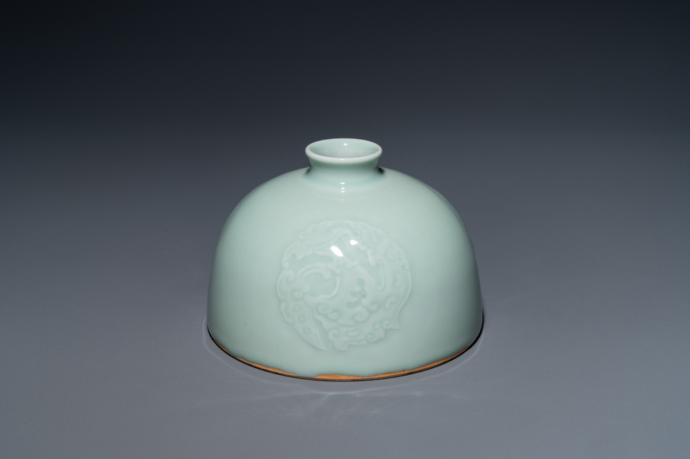 Un pot &agrave; eau en porcelaine de Chine &agrave; &eacute;mail c&eacute;ladon, marque de Kangxi, 19&egrave;me