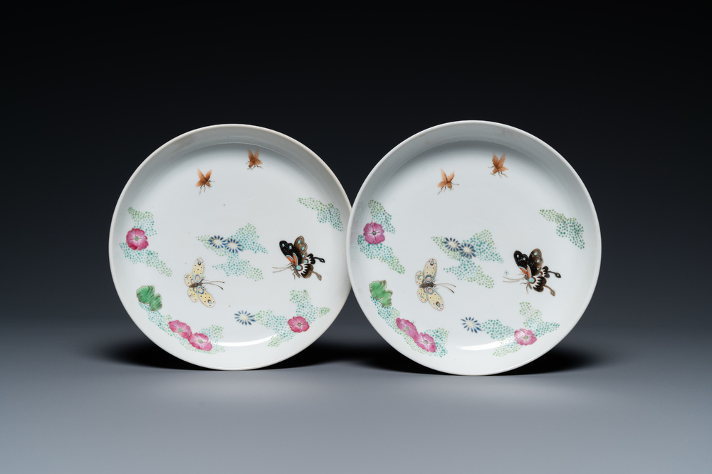 Een paar Chinese famille rose schotels met vlinders, Xie Zhu Zhuren Zao merk, 19/20e eeuw