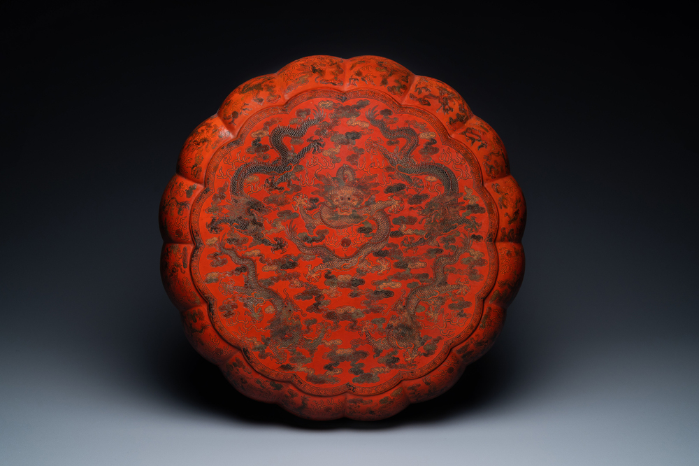 Une grande bo&icirc;te couverte lob&eacute;e en laque polychrome qiangjin et tianqi &agrave; d&eacute;cor de dragons, Chine, Kangxi/Qianlong