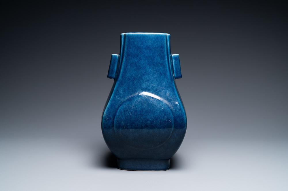 Een Chinese monochrome blauwe 'fanghu' vaas, Guangxu merk en periode