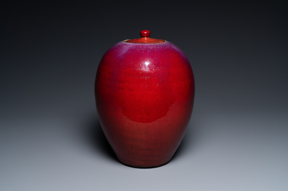 Un vase couvert en porcelaine de Chine monochrome sang de boeuf, 19&egrave;me