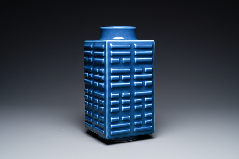 Un vase de forme 'cong' en porcelaine de Chine bleu monochrome, marque de Guangxu, R&eacute;publique