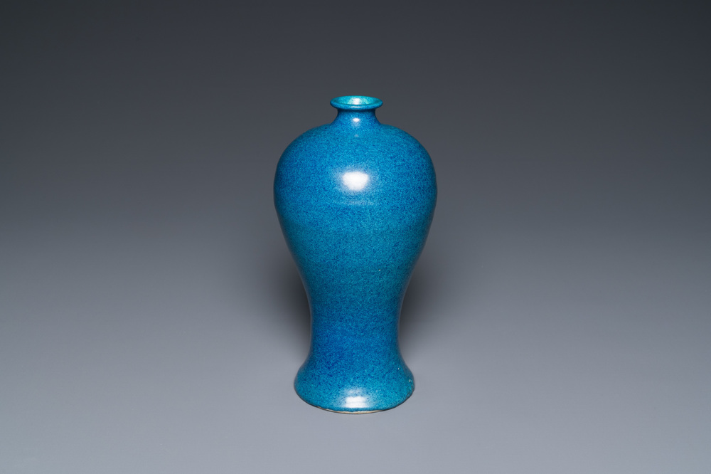 Un vase de forme 'meiping' en porcelaine de Chine &agrave; &eacute;mail robin's egg, marque de Qianlong, 19/20&egrave;me