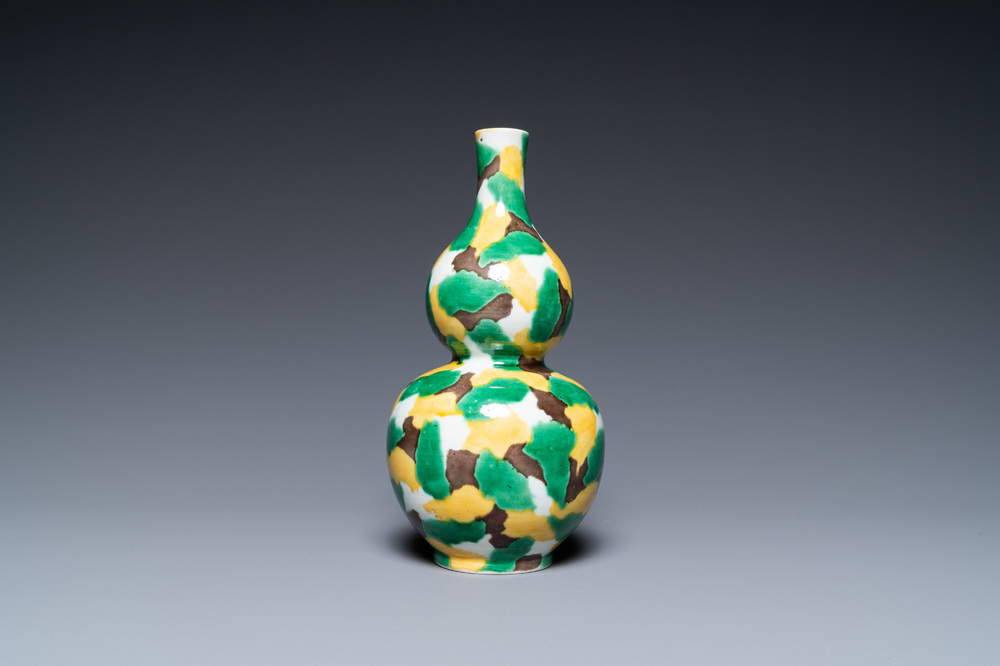 Een Chinese sancai-geglazuurde kalebasvaas, Kangxi