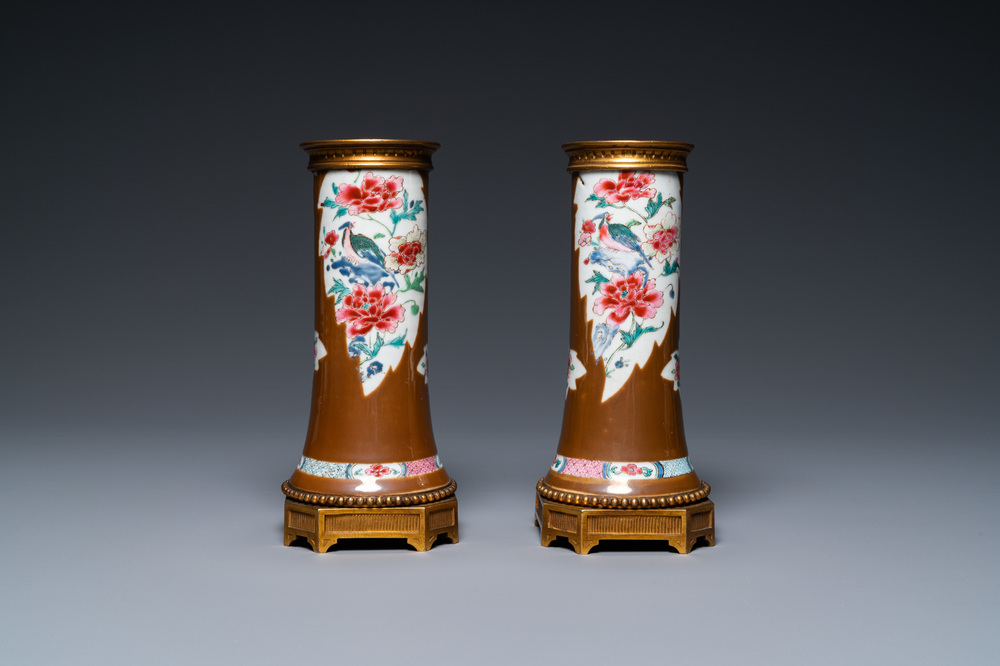 Une paire de vases en porcelaine de Chine famille rose aux montures en bronze dor&eacute;, Qianlong