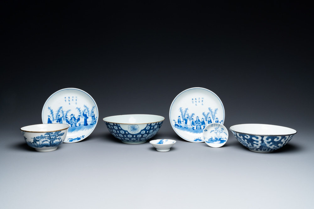 Sept pi&egrave;ces en porcelaine de Chine 'Bleu de Hue' pour le Vietnam, 19&egrave;me