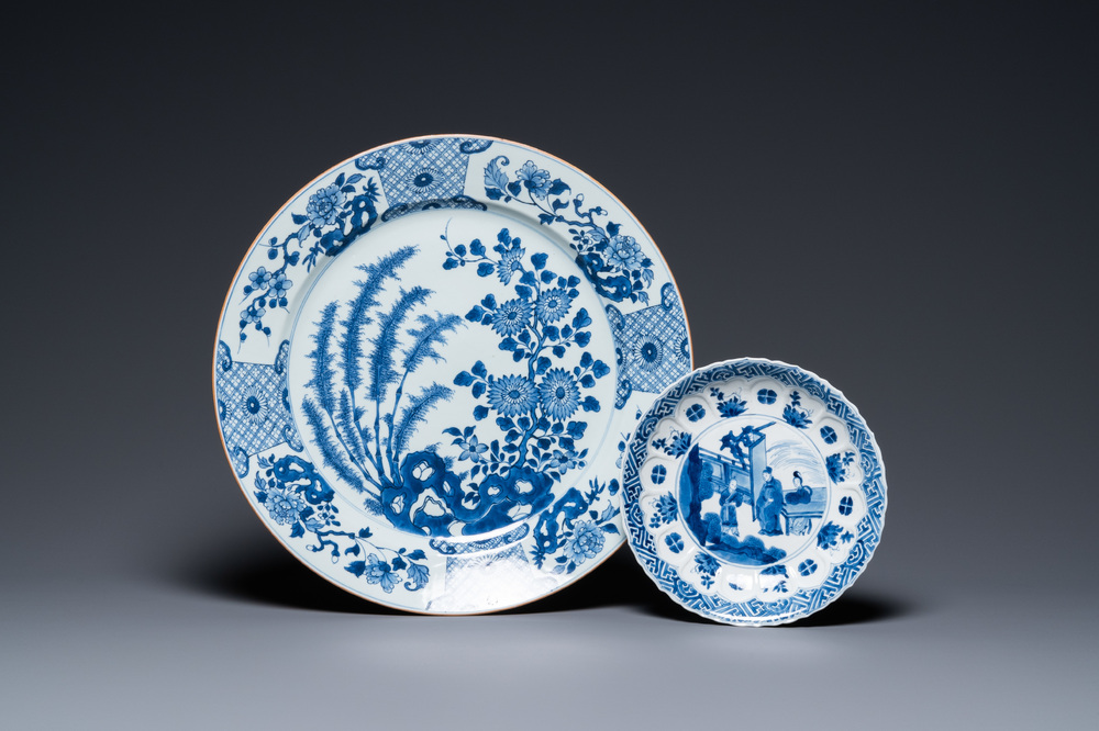 Un plat et une assiette en porcelaine de Chine en bleu et blanc, Kangxi