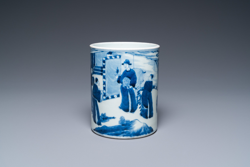 Un pot &agrave; pinceaux en porcelaine de Chine en bleu et blanc, Kangxi