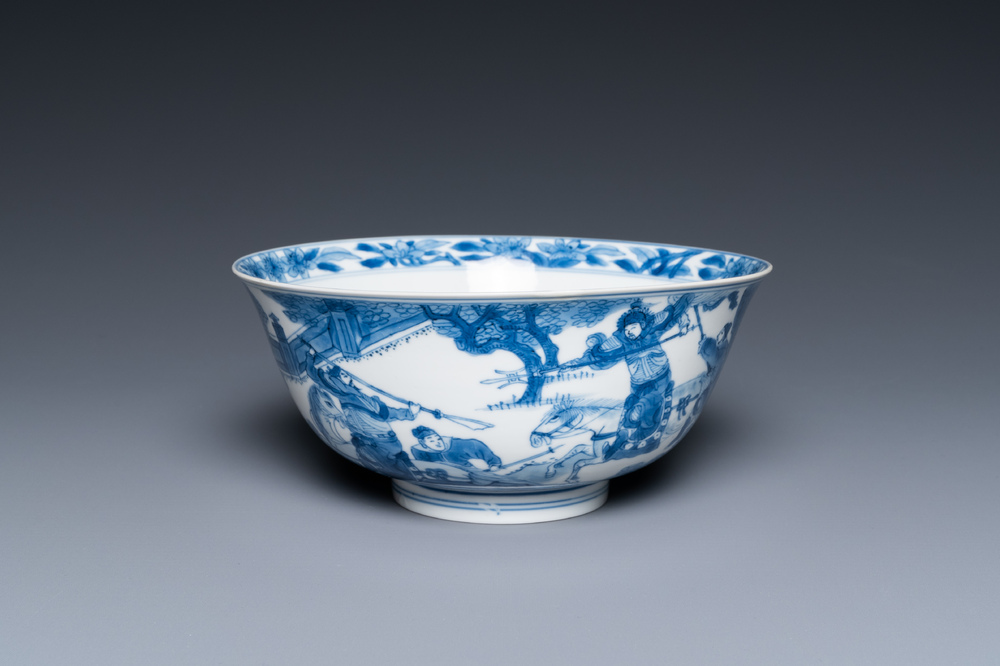 Een Chinese blauw-witte kom met oorlogsdecor, Chenghua merk, Kangxi