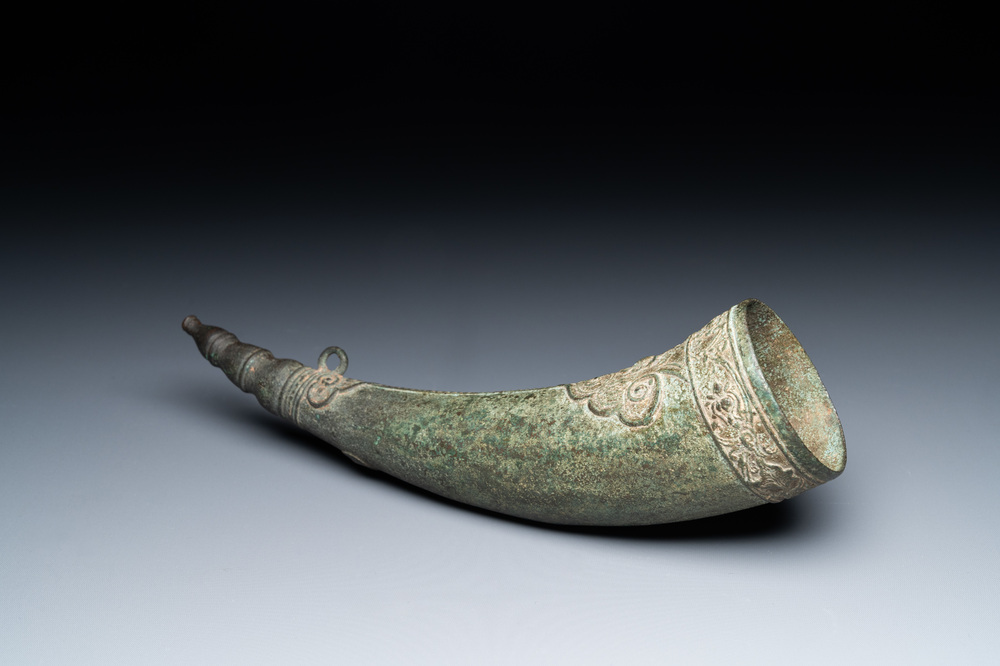 A Vietnamese bronze 'Oliphant' horn or rhyton, L&ecirc; or Mạc dynasty, 15/16th C.