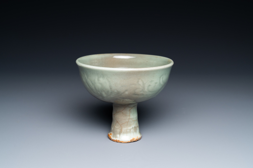 Een Chinese Longquan celadon stem cup met onderglazuur decor, Ming