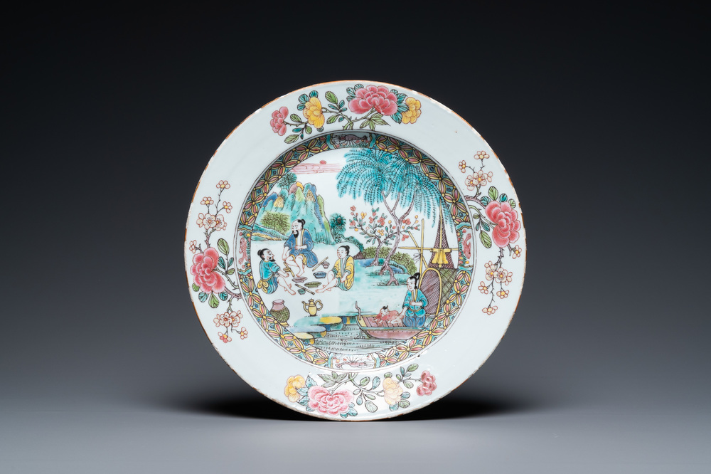 Un grand plat en porcelaine de Chine famille rose &agrave; d&eacute;cor de fumeurs de pipe au bord d'une fleuve, Yongzheng