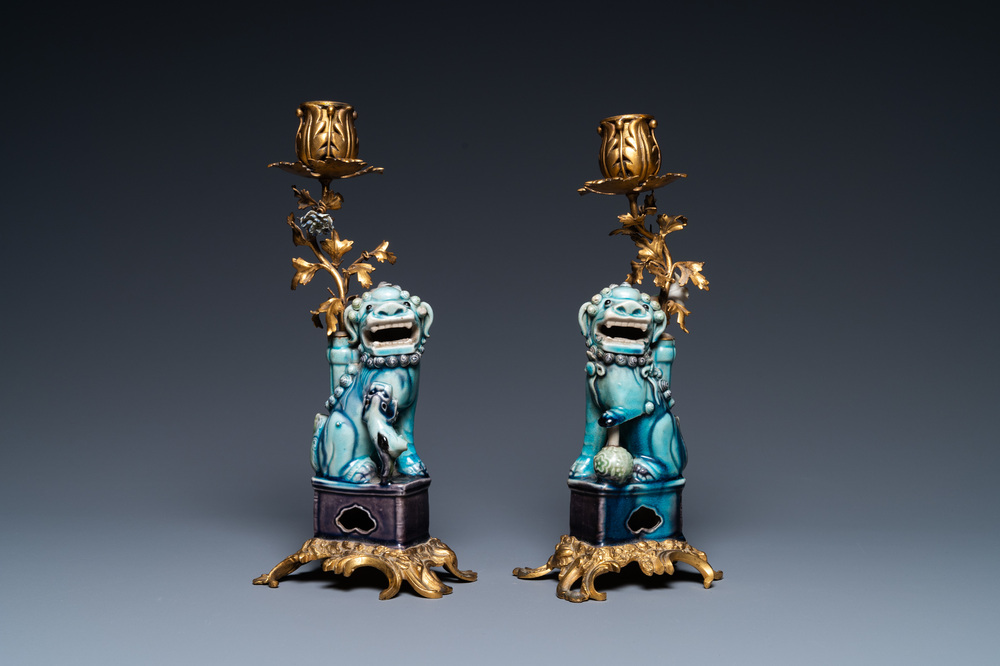 Une paire de lions bouddhistes en porcelaine de Chine en turquoise et aubergine mont&eacute;s comme cand&eacute;labres en bronze dor&eacute;, Kangxi et 19&egrave;me