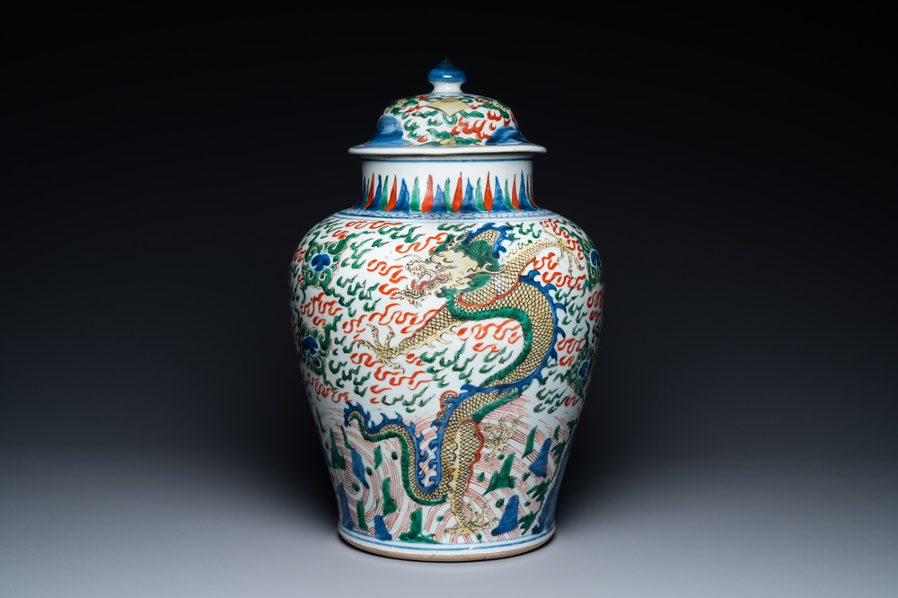 Un vase couvert en porcelaine de Chine wucai &agrave; d&eacute;cor de dragons, &eacute;poque Transition
