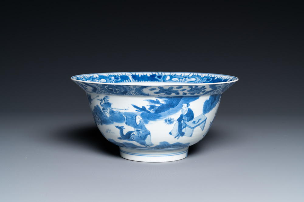Een Chinese blauw-witte 'klapmuts' kom, Kangxi merk en periode