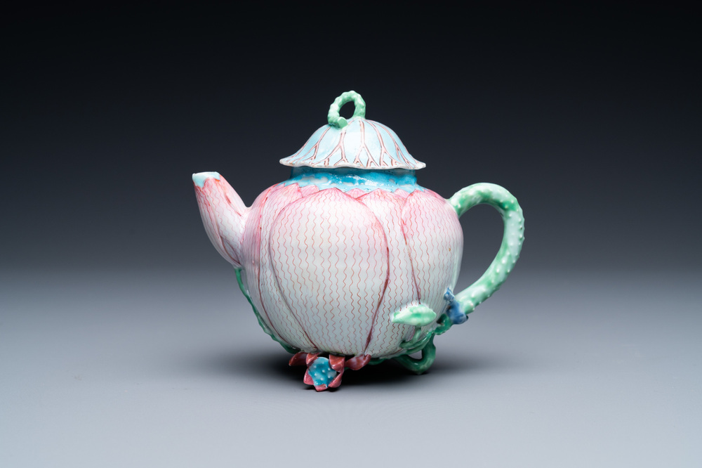 Une th&eacute;i&egrave;re couverte en forme de lotus en porcelaine de Chine famille rose, Yongzheng