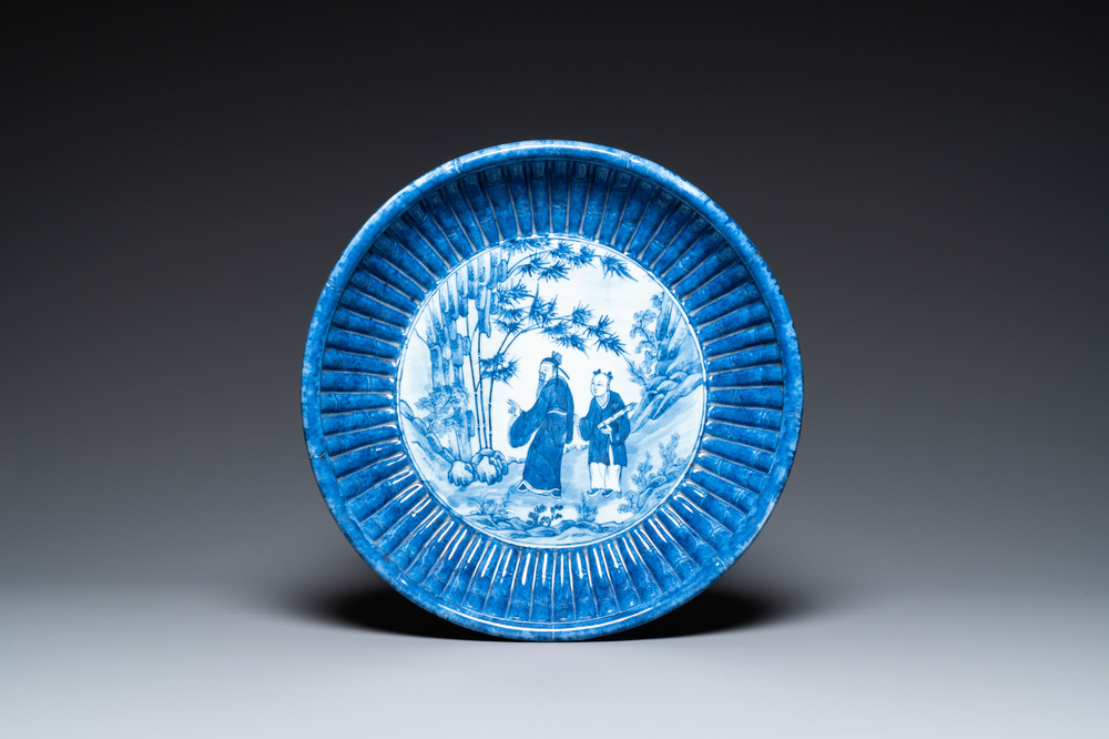 Een Chinese geribde blauw-witte schotel met een geleerde en zijn student, 19e eeuw