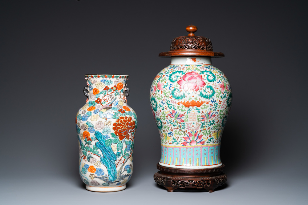 Een Chinese famille verte vaas en een famille rose vaas met houten deksel en sokkel, 19e eeuw
