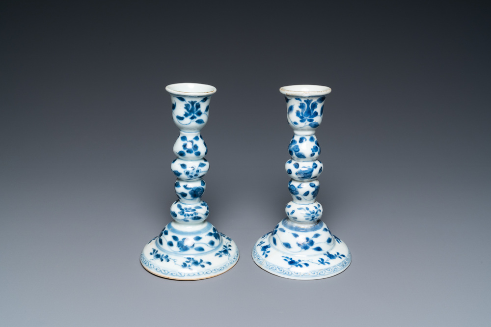 Een paar Chinese blauw-witte kandelaars, Kangxi