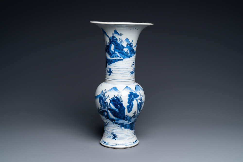 Un vase de forme 'yenyen' en porcelaine de Chine en bleu et blanc, Kangxi