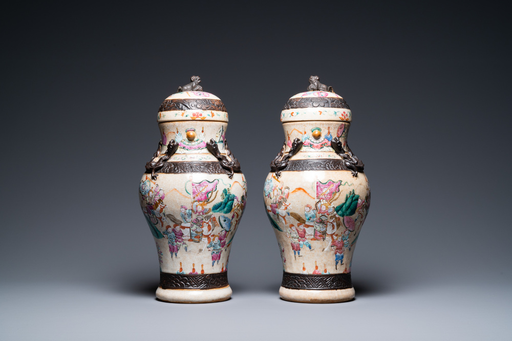 Deux vases couverts en porcelaine de Chine dite 'de Nankin', marque de Chenghua, 19&egrave;me